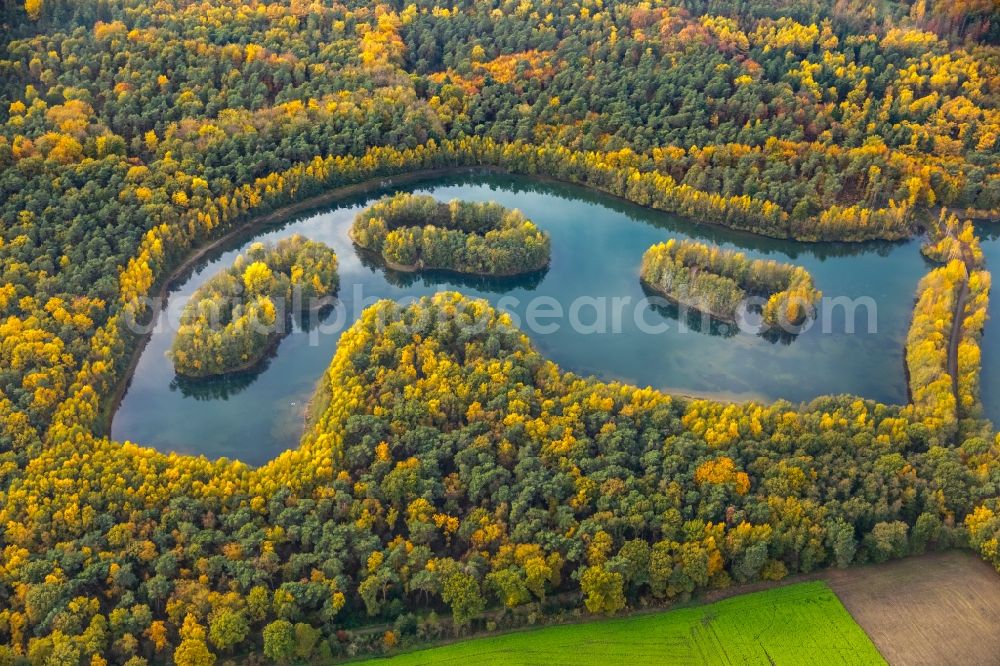 Aerial photograph Bottrop - Autumn landscape on Heidesee in Bottrop-Kirchhellen in North Rhine-Westphalia