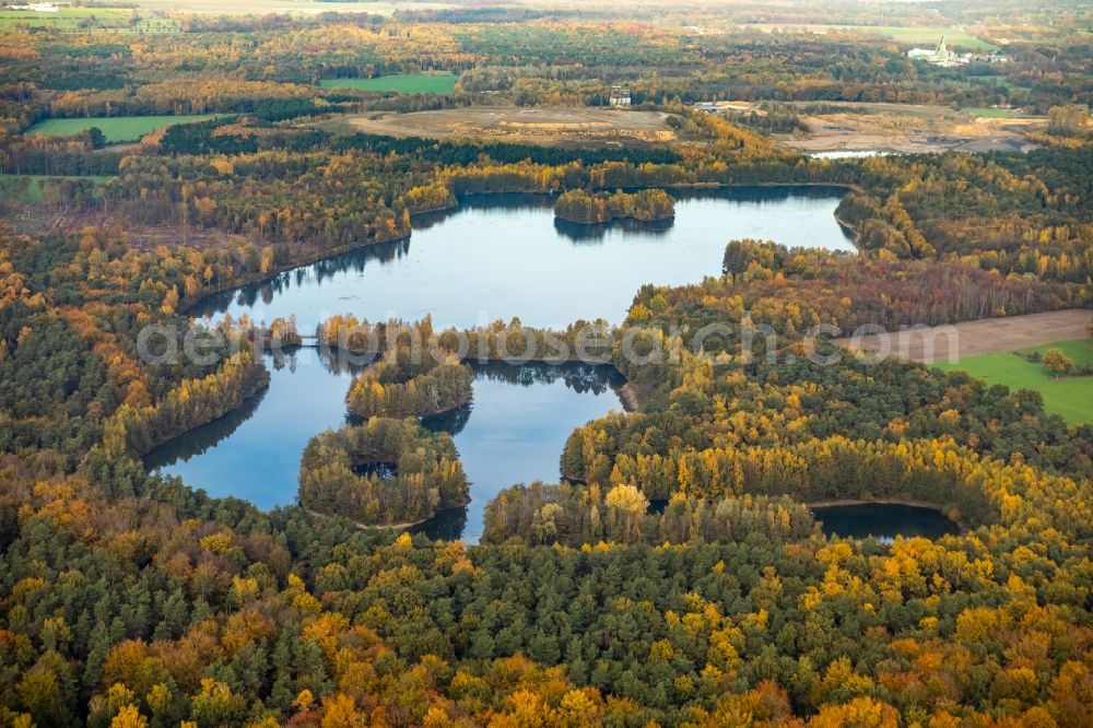 Aerial photograph Bottrop - Autumn landscape on Heidesee in Bottrop-Kirchhellen in North Rhine-Westphalia