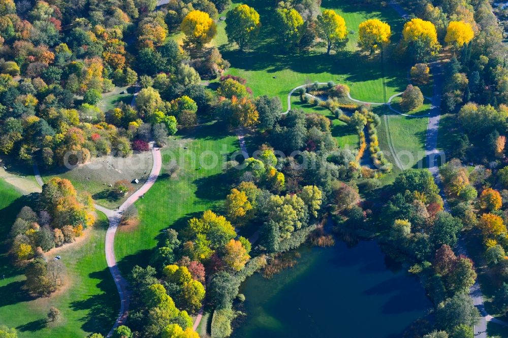 Berlin from the bird's eye view: Riparian areas on the lake area of Hauptsee of park areal Britzer Garten in the district Britz in Berlin, Germany