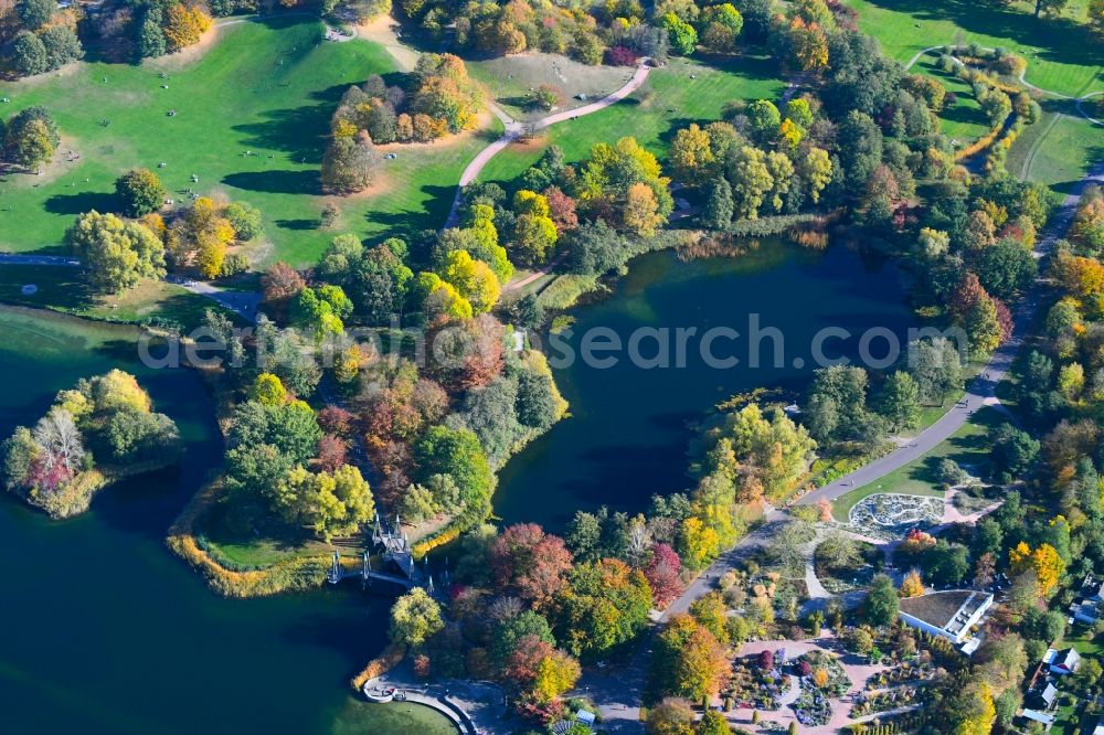 Aerial image Berlin - Riparian areas on the lake area of Hauptsee of park areal Britzer Garten in the district Britz in Berlin, Germany