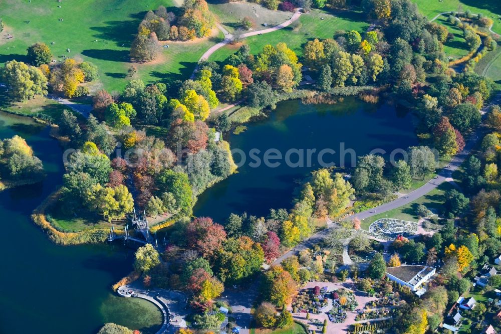 Aerial photograph Berlin - Riparian areas on the lake area of Hauptsee of park areal Britzer Garten in the district Britz in Berlin, Germany