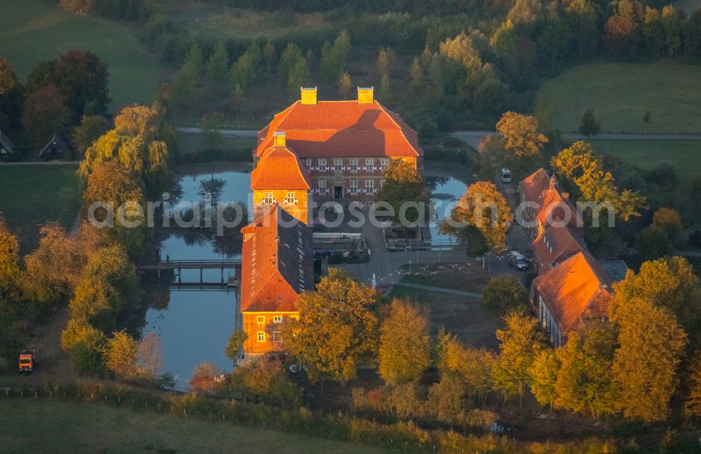 Hamm from the bird's eye view: Building and castle park systems of water castle Oberwerries in Hamm at Ruhrgebiet in the state North Rhine-Westphalia, Germany