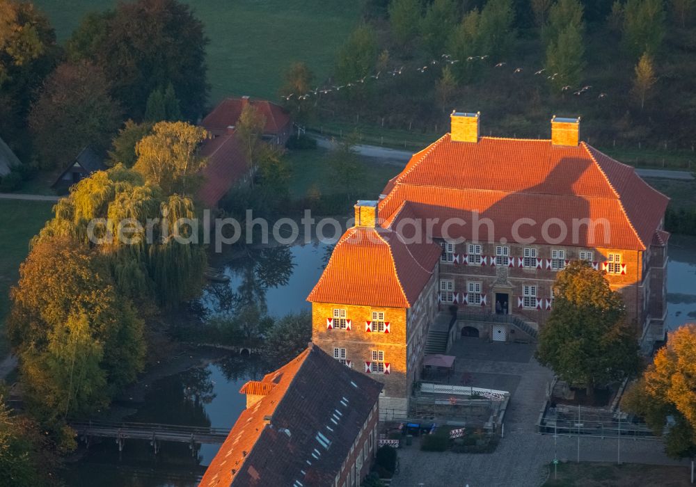 Aerial photograph Hamm - Building and castle park systems of water castle Oberwerries in Hamm at Ruhrgebiet in the state North Rhine-Westphalia, Germany