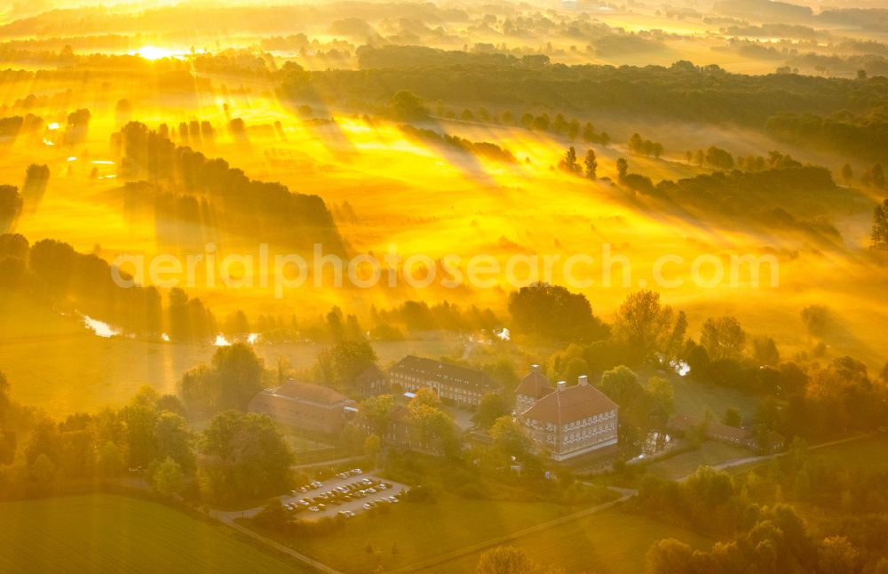 Hamm from the bird's eye view: Building and castle park systems of water castle Oberwerries in Hamm at Ruhrgebiet in the state North Rhine-Westphalia, Germany