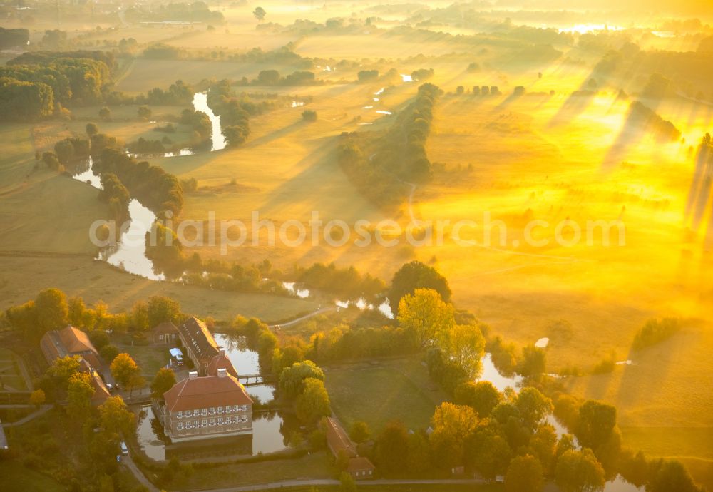 Hamm from the bird's eye view: Building and castle park systems of water castle Oberwerries in Hamm at Ruhrgebiet in the state North Rhine-Westphalia, Germany