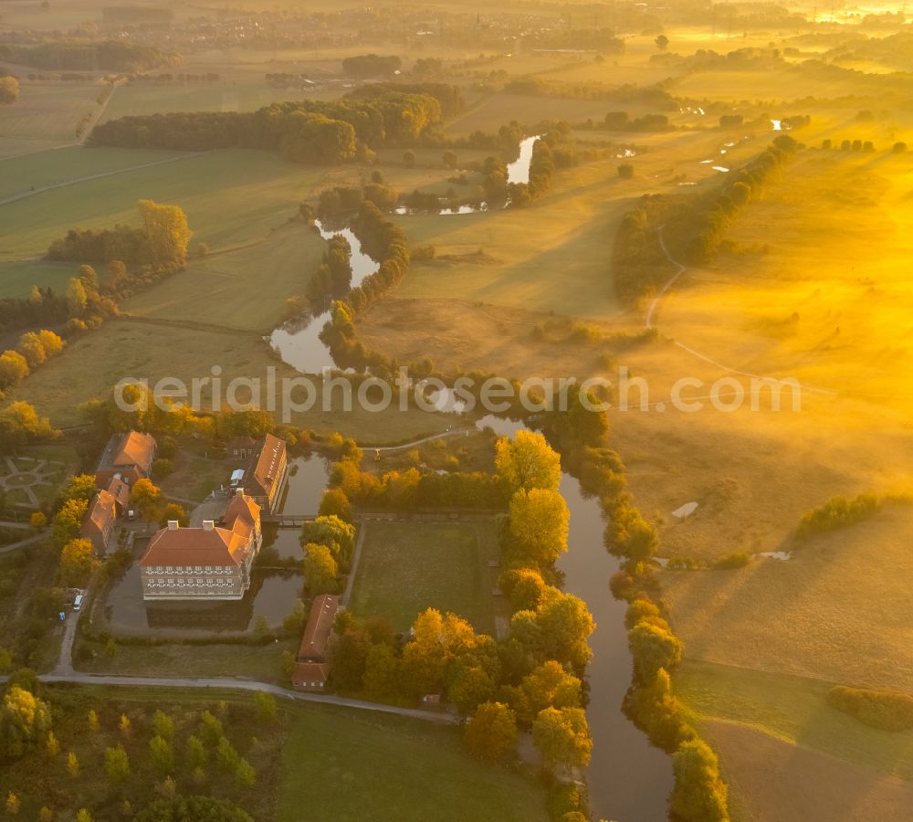 Hamm from the bird's eye view: Building and castle park systems of water castle Oberwerries in Hamm at Ruhrgebiet in the state North Rhine-Westphalia, Germany