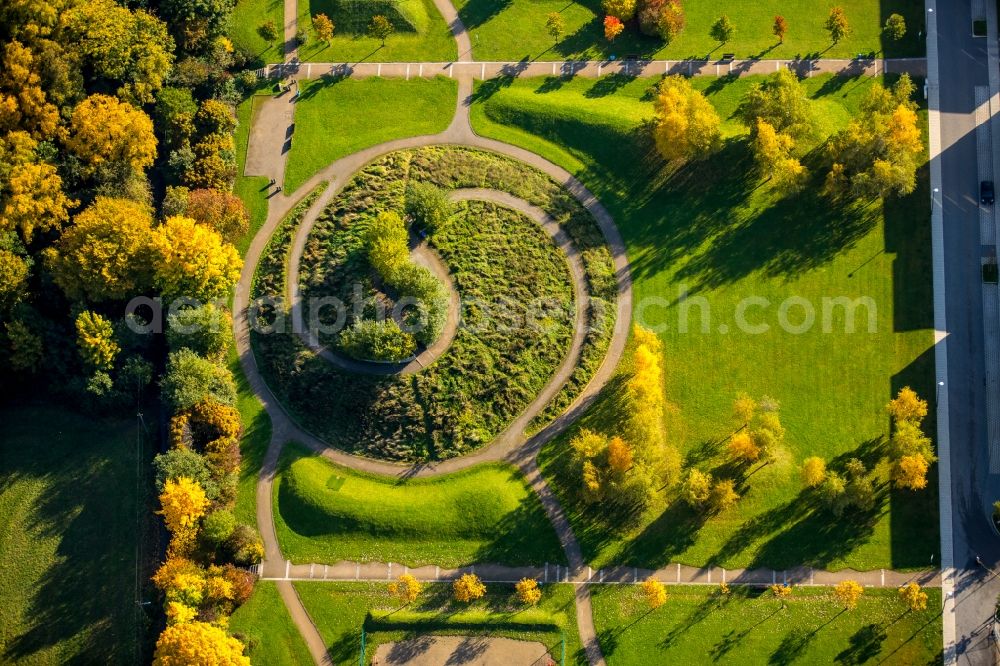 Kupferdreh from the bird's eye view: Autumnal and colourful park Am Wieselbach in Kupferdreh in the state of North Rhine-Westphalia