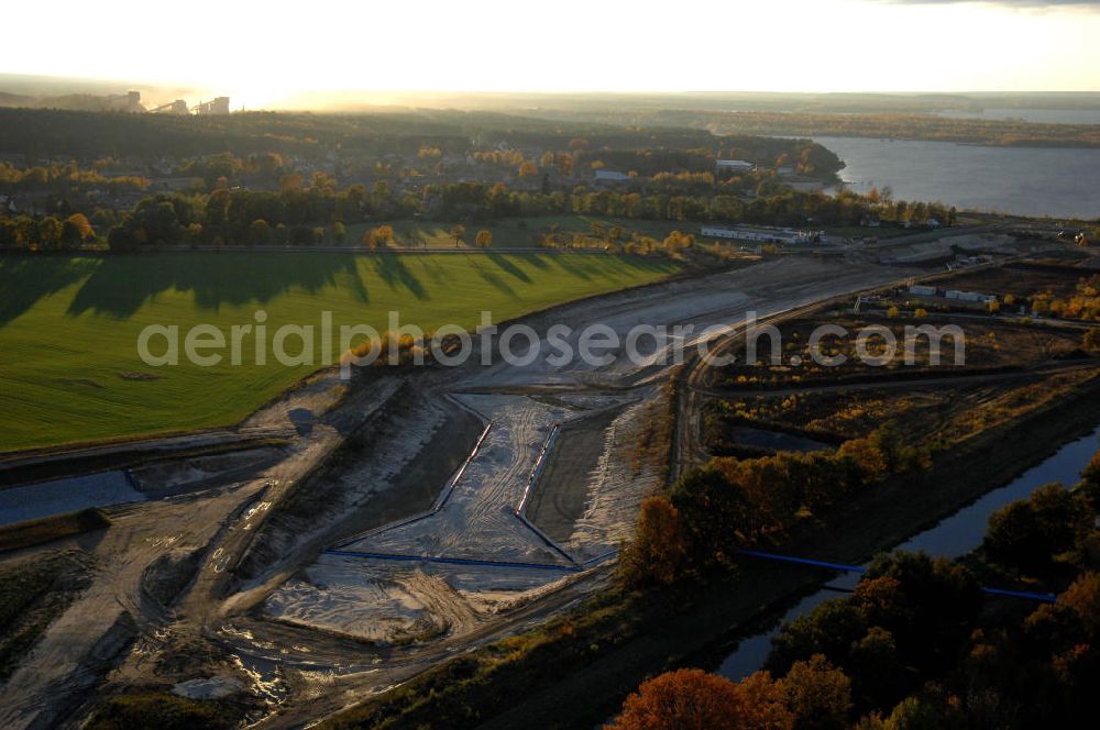 Aerial photograph Großkoschen - Blick auf die herbstliche Baustelle eines Überleiters vom Senftenberger See zum Geierswalder See. Das Lausitzer Seenland mit seinen zehn Bergbaufolgeseen soll mit 13 Überleitern in ein schiffbares mit allen Seen verbundenes Seengebiet zusammengeführt werden. Beim Projekt Überleiter 12 erfolgt die Verbindung zwischen den beiden Seen mittels zweier Tunnel / Unterquerung zum einen der Bundesstraße B 96 und zum an deren des noch zu verlegendem Wasserlaufs der Schwarzen Elster. Am Oberen Vorhafen erfolgt der Bau einer Schleuse / Schlausenanlage. Kontakt: Lausitzer und Mitteldeutsche Bergbau-Verwaltungsgesellschaft mbH, LMBV, Abteilung Liegenschaften Lausitz, Dr. Bernd Krüger, Abteilungsleiter, Tel. +49(0)3573 844-210, Fax +49(0)3573 844-602, bernd.krueger@lmbv.de; Kontakt Bauausführung: Strabag AG Direktion Straßenbau Berlin-Brandenburg, Bereich Lausitz, Güterbahnhofstraße o. Nr., 01968 Senftenberg, Tel. +49(0)3573 3723-0, Fax +49(0)3573 3723-40, ber-sb-lausitz@strabag.com