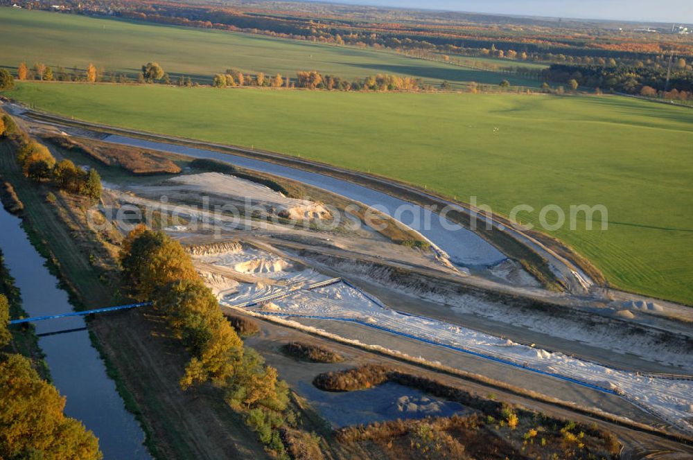 Großkoschen from above - Blick auf die herbstliche Baustelle eines Überleiters vom Senftenberger See zum Geierswalder See. Das Lausitzer Seenland mit seinen zehn Bergbaufolgeseen soll mit 13 Überleitern in ein schiffbares mit allen Seen verbundenes Seengebiet zusammengeführt werden. Beim Projekt Überleiter 12 erfolgt die Verbindung zwischen den beiden Seen mittels zweier Tunnel / Unterquerung zum einen der Bundesstraße B 96 und zum an deren des noch zu verlegendem Wasserlaufs der Schwarzen Elster. Am Oberen Vorhafen erfolgt der Bau einer Schleuse / Schlausenanlage. Kontakt: Lausitzer und Mitteldeutsche Bergbau-Verwaltungsgesellschaft mbH, LMBV, Abteilung Liegenschaften Lausitz, Dr. Bernd Krüger, Abteilungsleiter, Tel. +49(0)3573 844-210, Fax +49(0)3573 844-602, bernd.krueger@lmbv.de; Kontakt Bauausführung: Strabag AG Direktion Straßenbau Berlin-Brandenburg, Bereich Lausitz, Güterbahnhofstraße o. Nr., 01968 Senftenberg, Tel. +49(0)3573 3723-0, Fax +49(0)3573 3723-40, ber-sb-lausitz@strabag.com