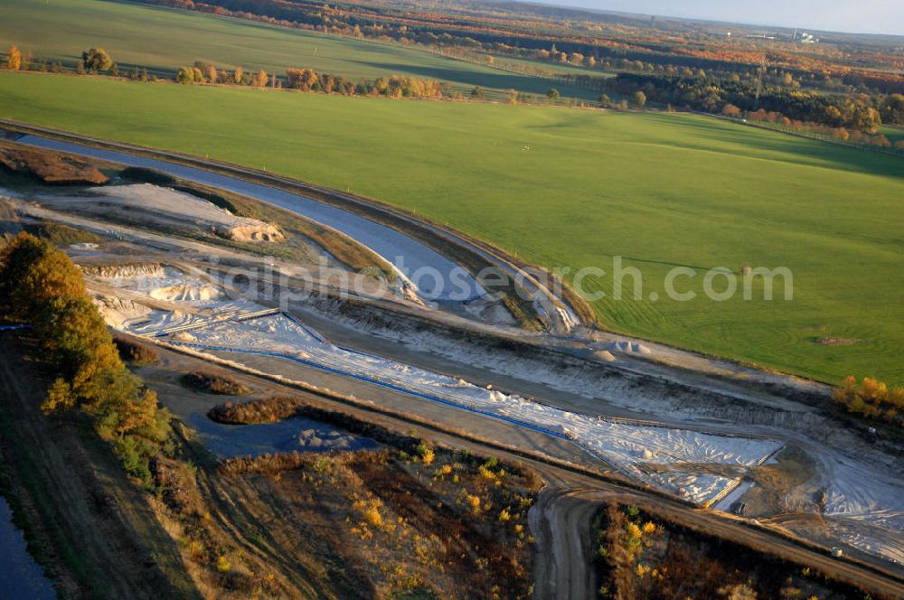 Großkoschen from the bird's eye view: Blick auf die herbstliche Baustelle eines Überleiters vom Senftenberger See zum Geierswalder See. Das Lausitzer Seenland mit seinen zehn Bergbaufolgeseen soll mit 13 Überleitern in ein schiffbares mit allen Seen verbundenes Seengebiet zusammengeführt werden. Beim Projekt Überleiter 12 erfolgt die Verbindung zwischen den beiden Seen mittels zweier Tunnel / Unterquerung zum einen der Bundesstraße B 96 und zum an deren des noch zu verlegendem Wasserlaufs der Schwarzen Elster. Am Oberen Vorhafen erfolgt der Bau einer Schleuse / Schlausenanlage. Kontakt: Lausitzer und Mitteldeutsche Bergbau-Verwaltungsgesellschaft mbH, LMBV, Abteilung Liegenschaften Lausitz, Dr. Bernd Krüger, Abteilungsleiter, Tel. +49(0)3573 844-210, Fax +49(0)3573 844-602, bernd.krueger@lmbv.de; Kontakt Bauausführung: Strabag AG Direktion Straßenbau Berlin-Brandenburg, Bereich Lausitz, Güterbahnhofstraße o. Nr., 01968 Senftenberg, Tel. +49(0)3573 3723-0, Fax +49(0)3573 3723-40, ber-sb-lausitz@strabag.com