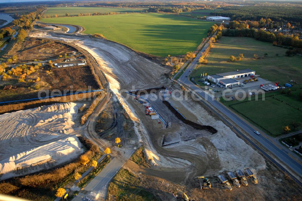 Aerial image Großkoschen - Blick auf die herbstliche Baustelle eines Überleiters vom Senftenberger See zum Geierswalder See. Das Lausitzer Seenland mit seinen zehn Bergbaufolgeseen soll mit 13 Überleitern in ein schiffbares mit allen Seen verbundenes Seengebiet zusammengeführt werden. Beim Projekt Überleiter 12 erfolgt die Verbindung zwischen den beiden Seen mittels zweier Tunnel / Unterquerung zum einen der Bundesstraße B 96 und zum an deren des noch zu verlegendem Wasserlaufs der Schwarzen Elster. Am Oberen Vorhafen erfolgt der Bau einer Schleuse / Schlausenanlage. Kontakt: Lausitzer und Mitteldeutsche Bergbau-Verwaltungsgesellschaft mbH, LMBV, Abteilung Liegenschaften Lausitz, Dr. Bernd Krüger, Abteilungsleiter, Tel. +49(0)3573 844-210, Fax +49(0)3573 844-602, bernd.krueger@lmbv.de; Kontakt Bauausführung: Strabag AG Direktion Straßenbau Berlin-Brandenburg, Bereich Lausitz, Güterbahnhofstraße o. Nr., 01968 Senftenberg, Tel. +49(0)3573 3723-0, Fax +49(0)3573 3723-40, ber-sb-lausitz@strabag.com