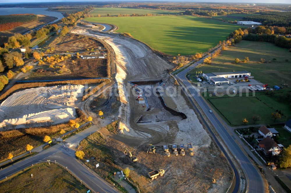 Aerial photograph Großkoschen - Blick auf die herbstliche Baustelle eines Überleiters vom Senftenberger See zum Geierswalder See. Das Lausitzer Seenland mit seinen zehn Bergbaufolgeseen soll mit 13 Überleitern in ein schiffbares mit allen Seen verbundenes Seengebiet zusammengeführt werden. Beim Projekt Überleiter 12 erfolgt die Verbindung zwischen den beiden Seen mittels zweier Tunnel / Unterquerung zum einen der Bundesstraße B 96 und zum an deren des noch zu verlegendem Wasserlaufs der Schwarzen Elster. Am Oberen Vorhafen erfolgt der Bau einer Schleuse / Schlausenanlage. Kontakt: Lausitzer und Mitteldeutsche Bergbau-Verwaltungsgesellschaft mbH, LMBV, Abteilung Liegenschaften Lausitz, Dr. Bernd Krüger, Abteilungsleiter, Tel. +49(0)3573 844-210, Fax +49(0)3573 844-602, bernd.krueger@lmbv.de; Kontakt Bauausführung: Strabag AG Direktion Straßenbau Berlin-Brandenburg, Bereich Lausitz, Güterbahnhofstraße o. Nr., 01968 Senftenberg, Tel. +49(0)3573 3723-0, Fax +49(0)3573 3723-40, ber-sb-lausitz@strabag.com