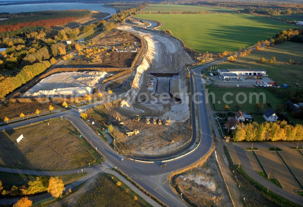 Großkoschen from the bird's eye view: Blick auf die herbstliche Baustelle eines Überleiters vom Senftenberger See zum Geierswalder See. Das Lausitzer Seenland mit seinen zehn Bergbaufolgeseen soll mit 13 Überleitern in ein schiffbares mit allen Seen verbundenes Seengebiet zusammengeführt werden. Beim Projekt Überleiter 12 erfolgt die Verbindung zwischen den beiden Seen mittels zweier Tunnel / Unterquerung zum einen der Bundesstraße B 96 und zum an deren des noch zu verlegendem Wasserlaufs der Schwarzen Elster. Am Oberen Vorhafen erfolgt der Bau einer Schleuse / Schlausenanlage. Kontakt: Lausitzer und Mitteldeutsche Bergbau-Verwaltungsgesellschaft mbH, LMBV, Abteilung Liegenschaften Lausitz, Dr. Bernd Krüger, Abteilungsleiter, Tel. +49(0)3573 844-210, Fax +49(0)3573 844-602, bernd.krueger@lmbv.de; Kontakt Bauausführung: Strabag AG Direktion Straßenbau Berlin-Brandenburg, Bereich Lausitz, Güterbahnhofstraße o. Nr., 01968 Senftenberg, Tel. +49(0)3573 3723-0, Fax +49(0)3573 3723-40, ber-sb-lausitz@strabag.com