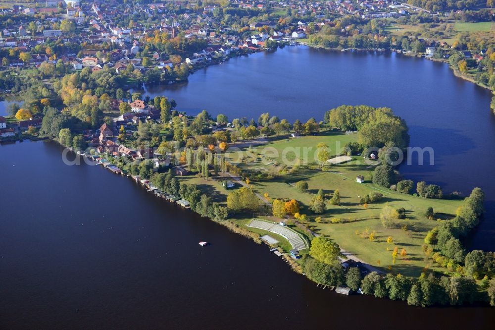 Aerial photograph Feldberg - Autumnal view at the Feldberg lake landscape near the Feldberg in the federal state of Mecklenburg-Vorpommern. Here to see the Hausee and the city of Feldberg