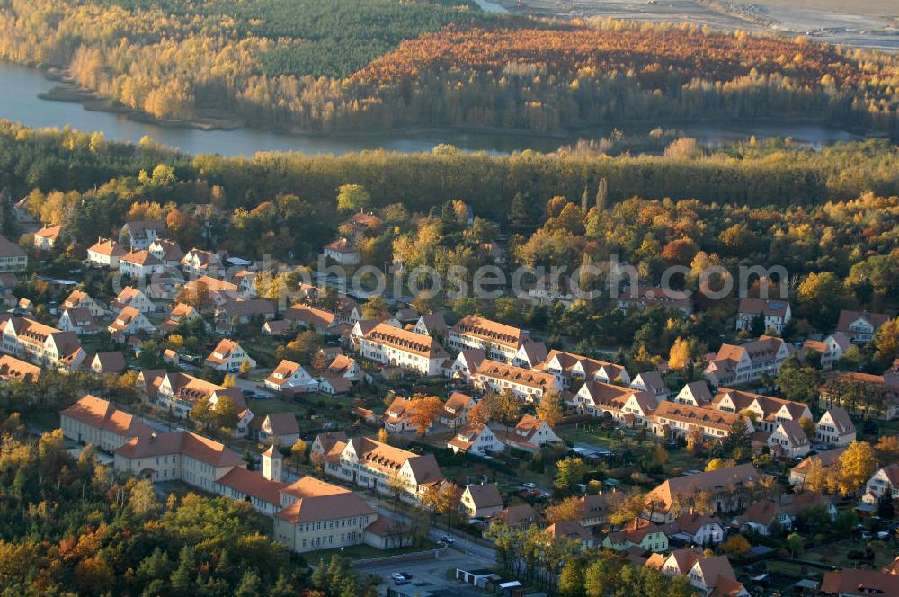 Lauta from above - Blick auf die herbstliche Gartenstadt Lauta-Nord nahe dem Erikasee. Die Siedlung entstand 1918 für die Arbeiter des Lautawerk der Vereinigten Aluminiumwerke A.G.