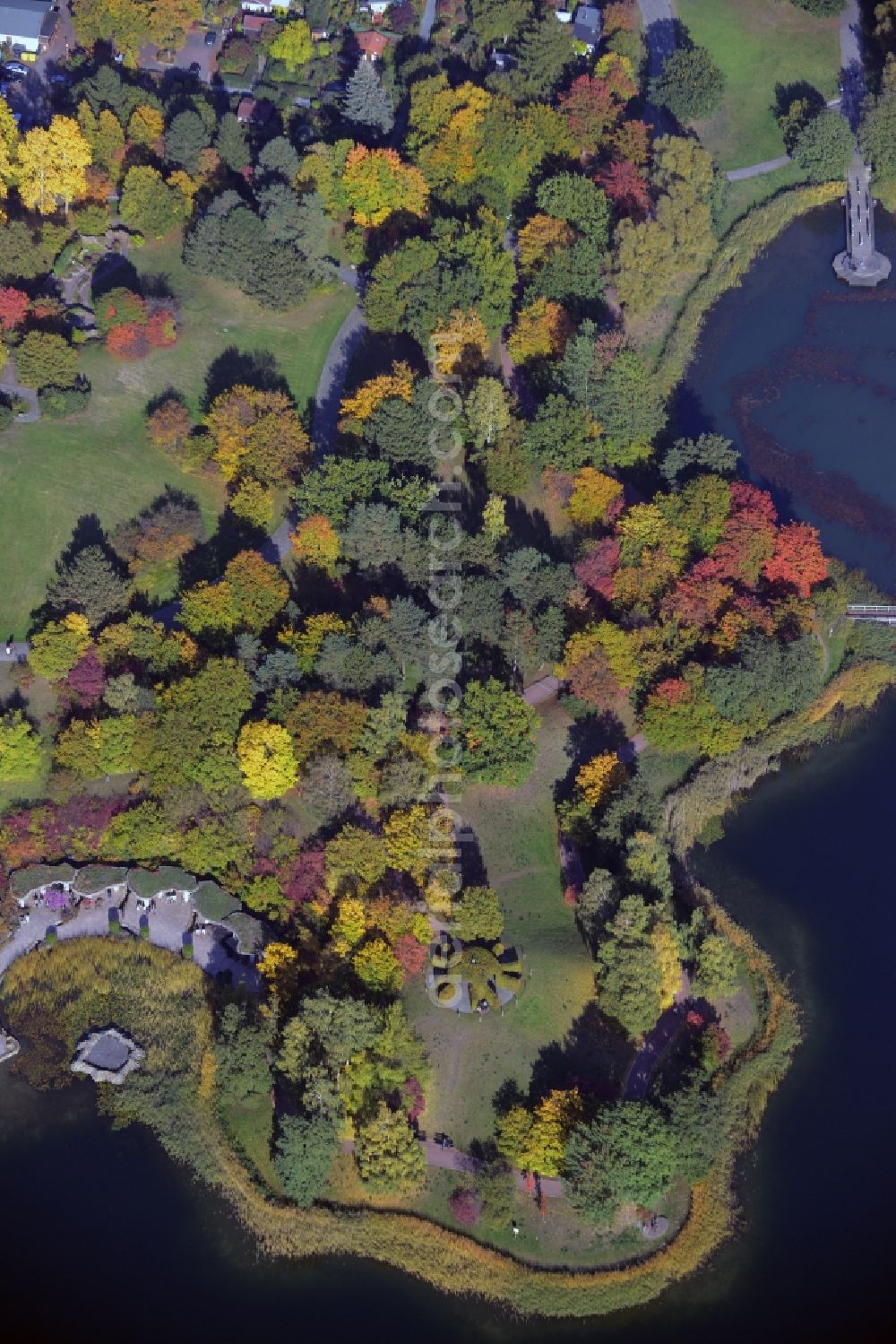 Berlin from the bird's eye view: Park of Britzer Garten the lake Hauptsee in Berlin in Germany