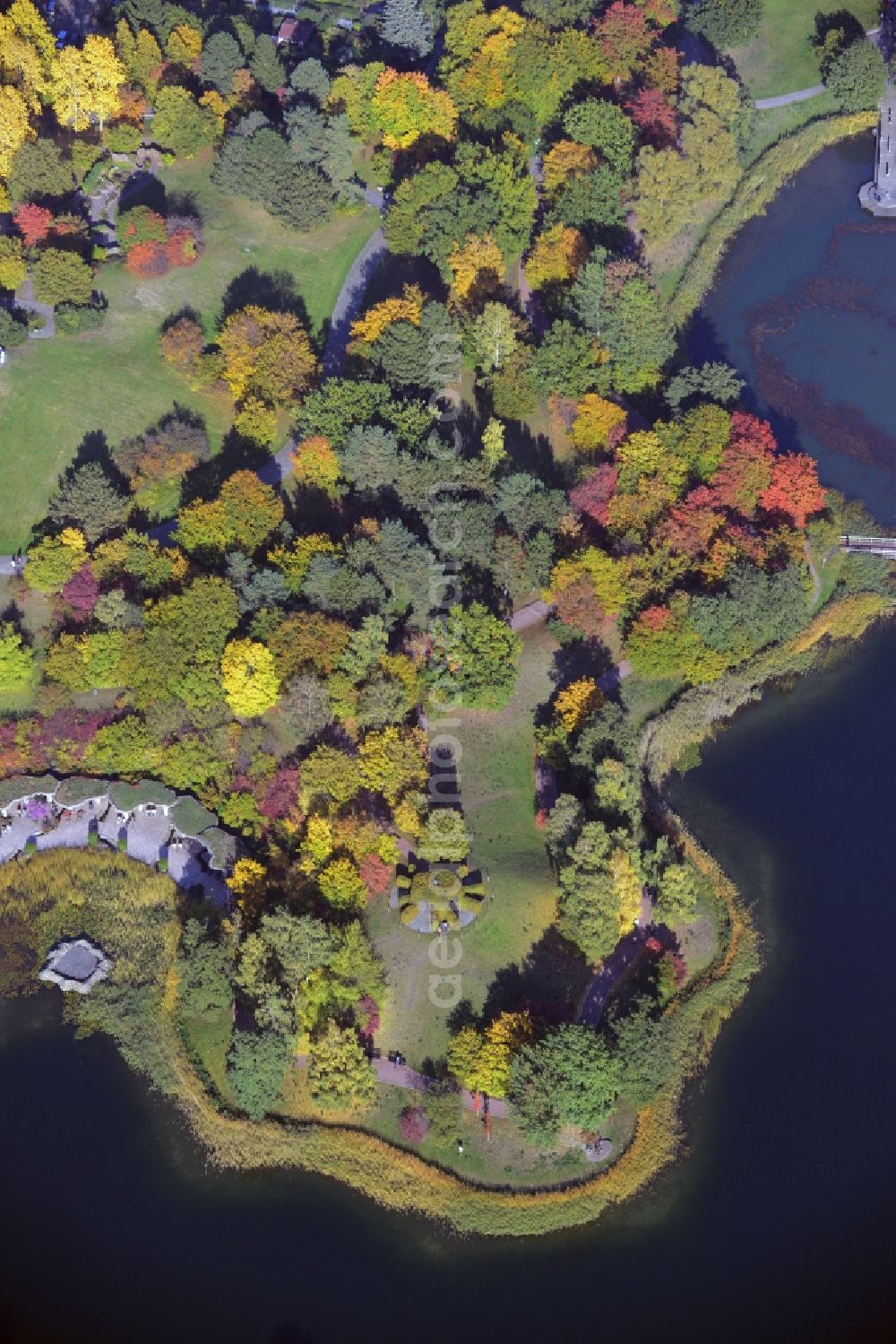 Aerial image Berlin - Park of Britzer Garten the lake Hauptsee in Berlin in Germany