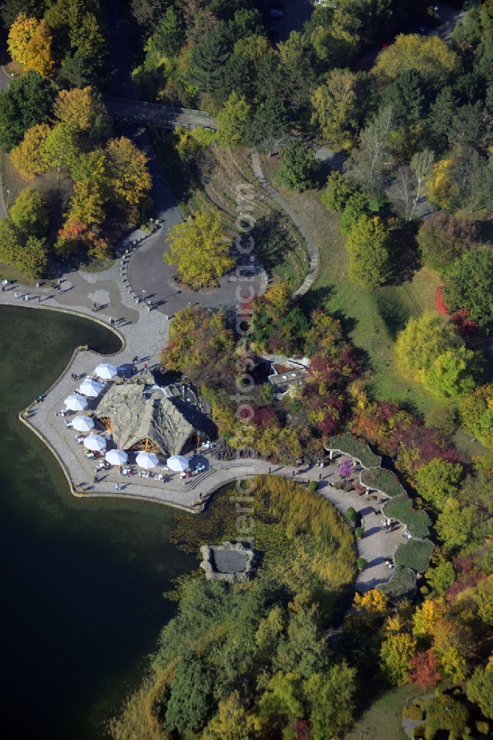 Aerial photograph Berlin - Park of Britzer Garten the lake Hauptsee in Berlin in Germany