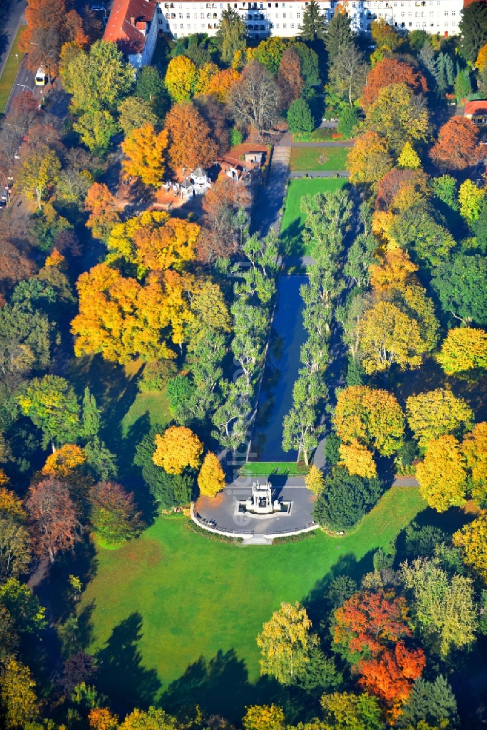 Berlin from above - Park of Von-der-Schulenburg-Park on Drosselbartstrasse in the district Neukoelln in Berlin, Germany