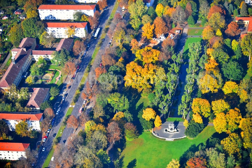 Berlin from the bird's eye view: Park of Von-der-Schulenburg-Park on Drosselbartstrasse in the district Neukoelln in Berlin, Germany