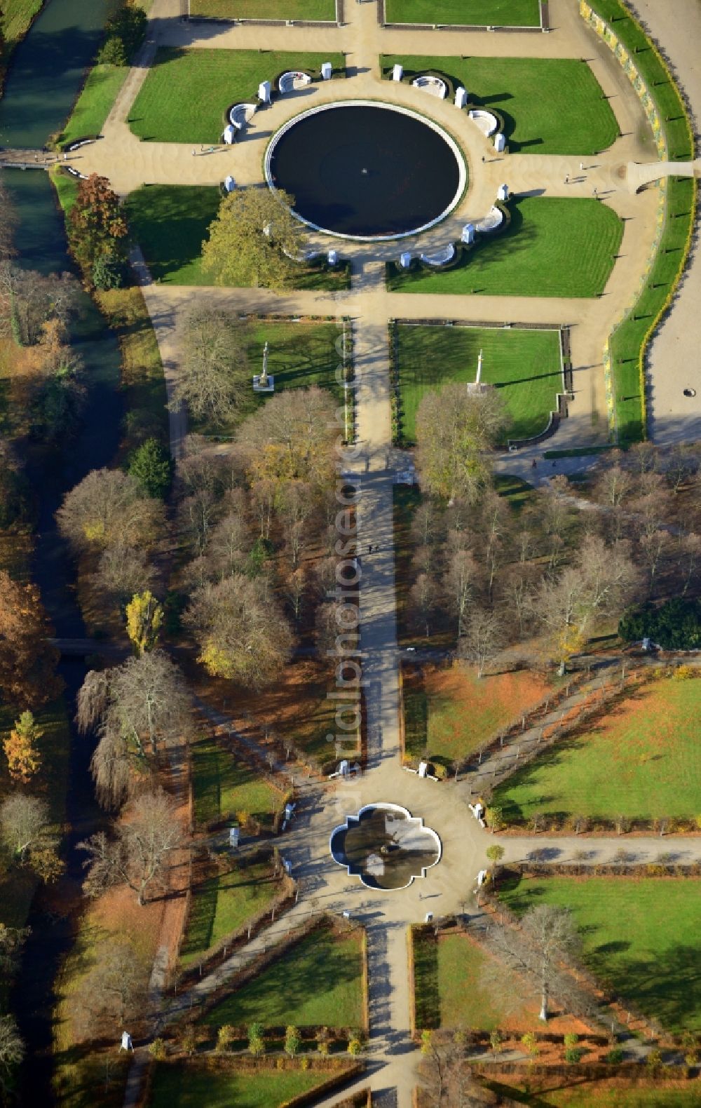 Potsdam from the bird's eye view: Autumnal parkland on the fountains basin in Sanssouci Palace in Potsdam in Brandenburg