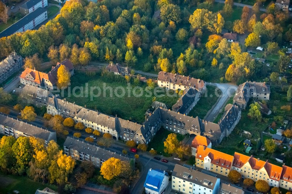 Aerial photograph Gladbeck - Autumnal residential area on Schlaegelstrasse in Gladbeck in the state of North Rhine-Westphalia