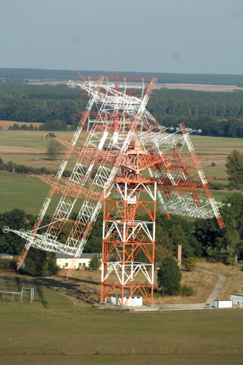 NAUEN from the bird's eye view: Herbstlicher Blick auf das Areal der Kurzwellen- Rundfunksendestelle Nauen. Im Mittelpunkt Areales befindet sich das 1920 eingeweihte Muthesius-Gebäude, in dem heute die Leitstelle der vier modernen Kurzwellensender untergebracht ist. Von Nauen aus wird das Programm von DW-RADIO rund um den Globus gesendet.