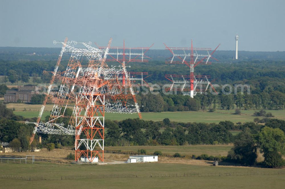 NAUEN from above - Herbstlicher Blick auf das Areal der Kurzwellen- Rundfunksendestelle Nauen. Im Mittelpunkt Areales befindet sich das 1920 eingeweihte Muthesius-Gebäude, in dem heute die Leitstelle der vier modernen Kurzwellensender untergebracht ist. Von Nauen aus wird das Programm von DW-RADIO rund um den Globus gesendet.