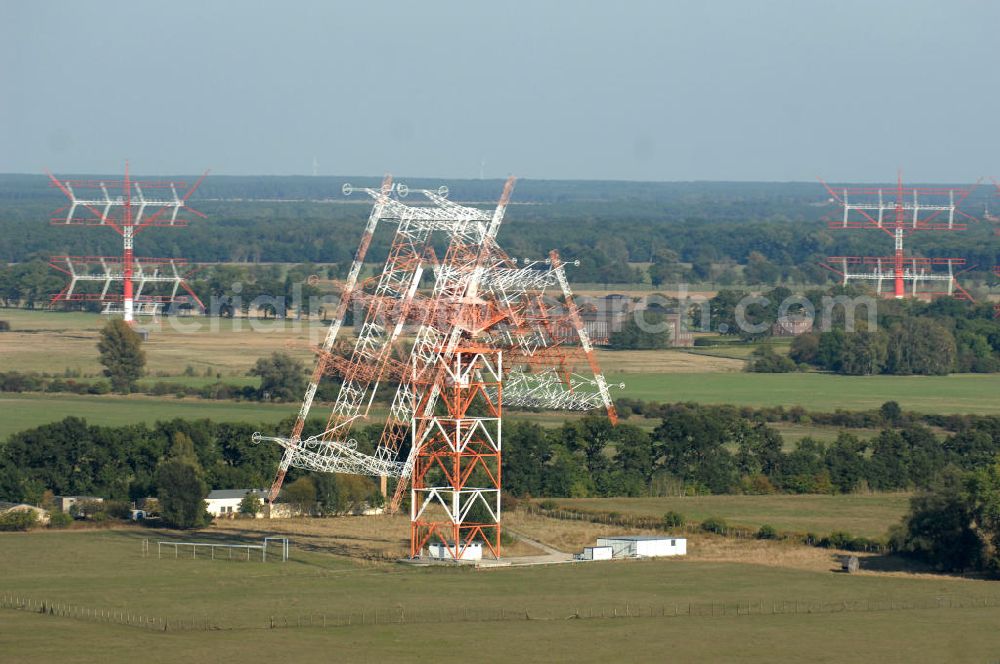 NAUEN from the bird's eye view: Herbstlicher Blick auf das Areal der Kurzwellen- Rundfunksendestelle Nauen. Im Mittelpunkt Areales befindet sich das 1920 eingeweihte Muthesius-Gebäude, in dem heute die Leitstelle der vier modernen Kurzwellensender untergebracht ist. Von Nauen aus wird das Programm von DW-RADIO rund um den Globus gesendet.