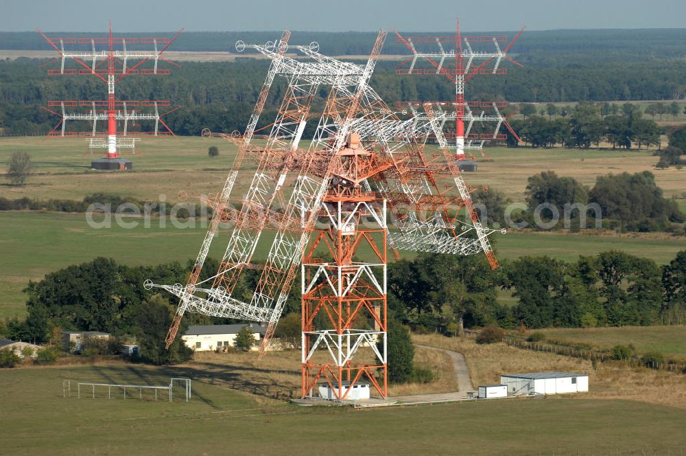 NAUEN from above - Herbstlicher Blick auf das Areal der Kurzwellen- Rundfunksendestelle Nauen. Im Mittelpunkt Areales befindet sich das 1920 eingeweihte Muthesius-Gebäude, in dem heute die Leitstelle der vier modernen Kurzwellensender untergebracht ist. Von Nauen aus wird das Programm von DW-RADIO rund um den Globus gesendet.