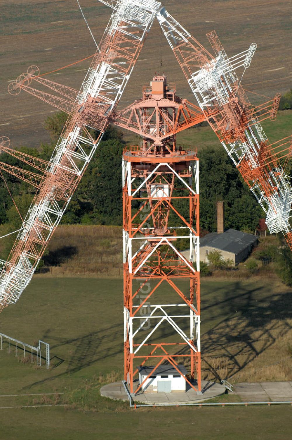 NAUEN from above - Herbstlicher Blick auf das Areal der Kurzwellen- Rundfunksendestelle Nauen. Im Mittelpunkt Areales befindet sich das 1920 eingeweihte Muthesius-Gebäude, in dem heute die Leitstelle der vier modernen Kurzwellensender untergebracht ist. Von Nauen aus wird das Programm von DW-RADIO rund um den Globus gesendet.