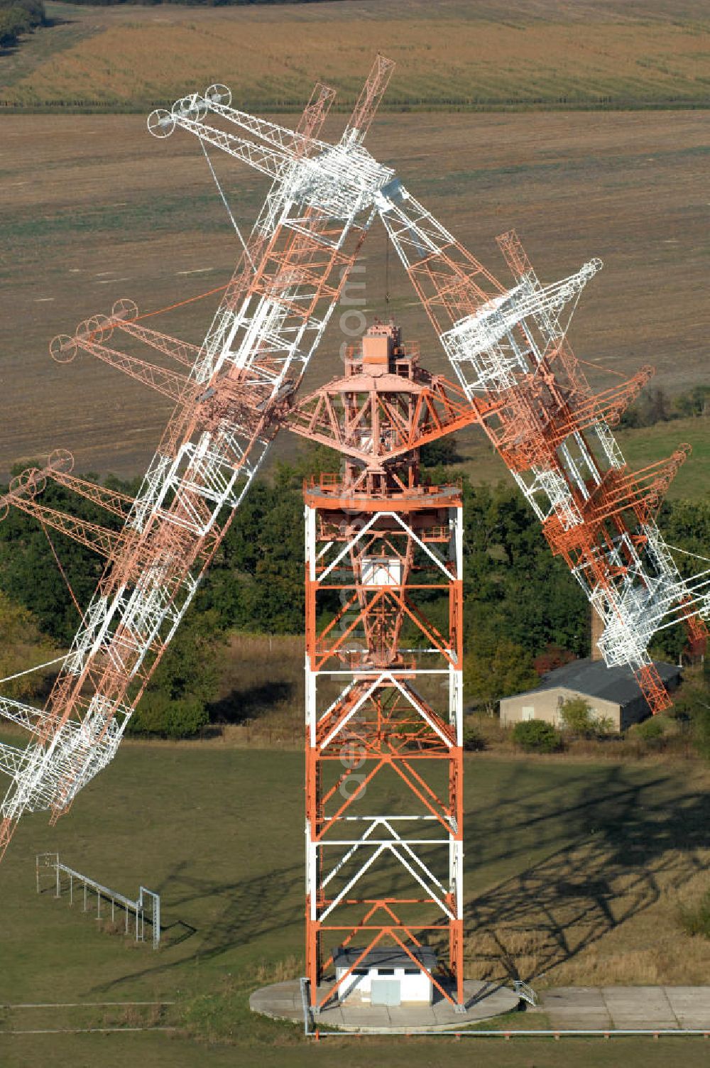 NAUEN from the bird's eye view: Herbstlicher Blick auf das Areal der Kurzwellen- Rundfunksendestelle Nauen. Im Mittelpunkt Areales befindet sich das 1920 eingeweihte Muthesius-Gebäude, in dem heute die Leitstelle der vier modernen Kurzwellensender untergebracht ist. Von Nauen aus wird das Programm von DW-RADIO rund um den Globus gesendet.