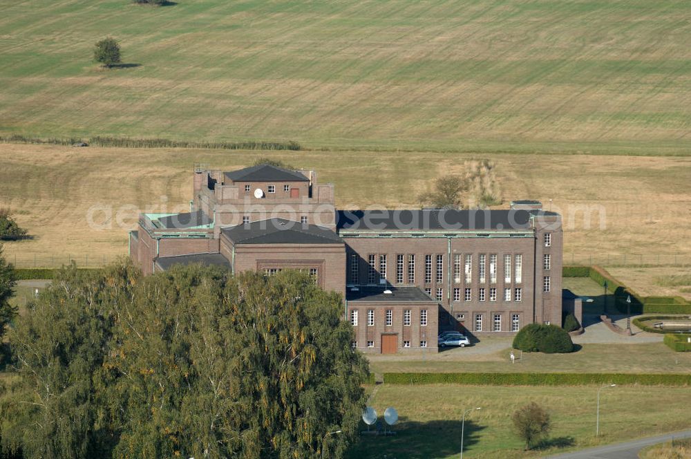 NAUEN from above - Herbstlicher Blick auf das Areal der Kurzwellen- Rundfunksendestelle Nauen. Im Mittelpunkt Areales befindet sich das 1920 eingeweihte Muthesius-Gebäude, in dem heute die Leitstelle der vier modernen Kurzwellensender untergebracht ist. Von Nauen aus wird das Programm von DW-RADIO rund um den Globus gesendet.