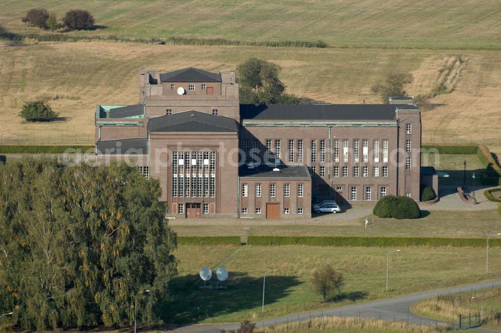 NAUEN from the bird's eye view: Herbstlicher Blick auf das Areal der Kurzwellen- Rundfunksendestelle Nauen. Im Mittelpunkt Areales befindet sich das 1920 eingeweihte Muthesius-Gebäude, in dem heute die Leitstelle der vier modernen Kurzwellensender untergebracht ist. Von Nauen aus wird das Programm von DW-RADIO rund um den Globus gesendet.