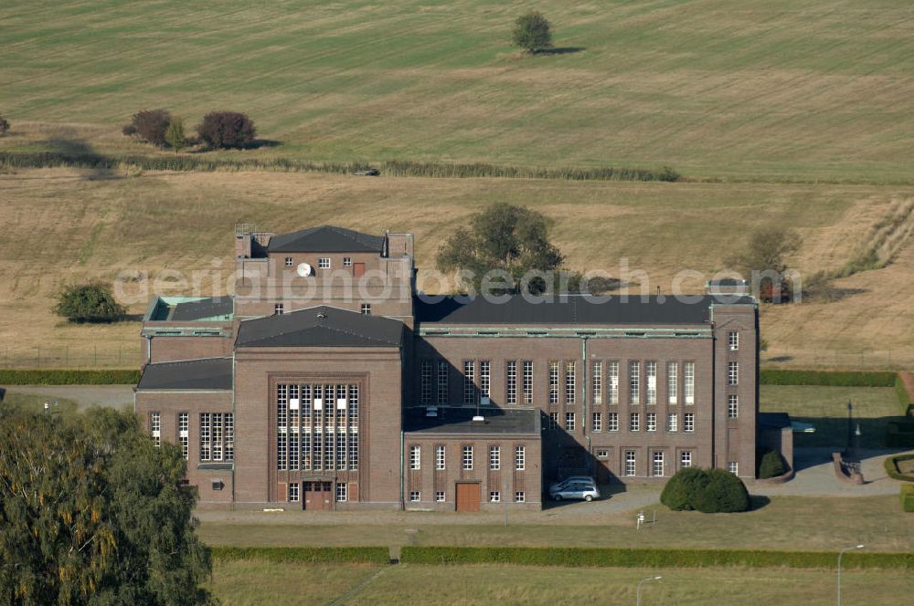 NAUEN from above - Herbstlicher Blick auf das Areal der Kurzwellen- Rundfunksendestelle Nauen. Im Mittelpunkt Areales befindet sich das 1920 eingeweihte Muthesius-Gebäude, in dem heute die Leitstelle der vier modernen Kurzwellensender untergebracht ist. Von Nauen aus wird das Programm von DW-RADIO rund um den Globus gesendet.