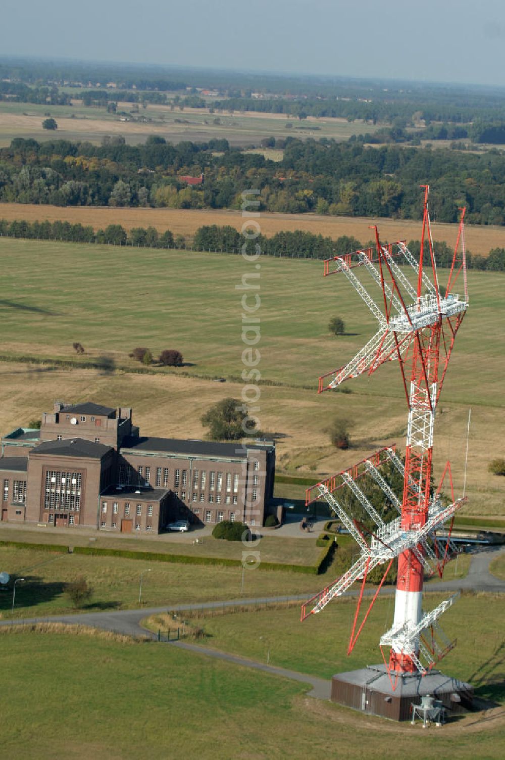 NAUEN from the bird's eye view: Herbstlicher Blick auf das Areal der Kurzwellen- Rundfunksendestelle Nauen. Im Mittelpunkt Areales befindet sich das 1920 eingeweihte Muthesius-Gebäude, in dem heute die Leitstelle der vier modernen Kurzwellensender untergebracht ist. Von Nauen aus wird das Programm von DW-RADIO rund um den Globus gesendet.