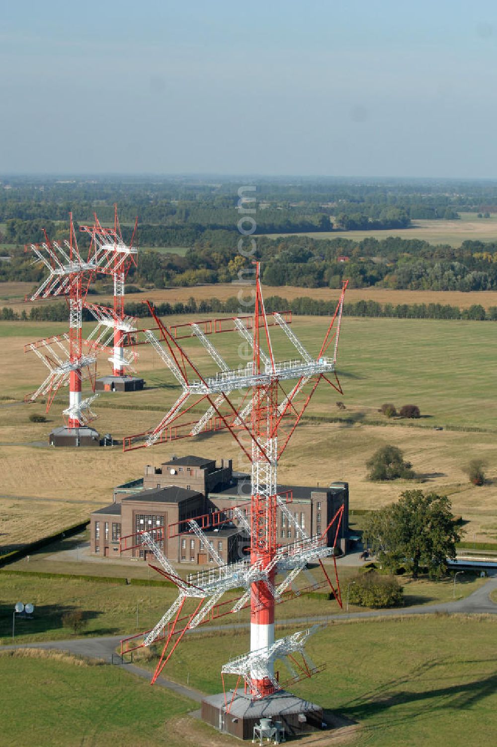 NAUEN from above - Herbstlicher Blick auf das Areal der Kurzwellen- Rundfunksendestelle Nauen. Im Mittelpunkt Areales befindet sich das 1920 eingeweihte Muthesius-Gebäude, in dem heute die Leitstelle der vier modernen Kurzwellensender untergebracht ist. Von Nauen aus wird das Programm von DW-RADIO rund um den Globus gesendet.