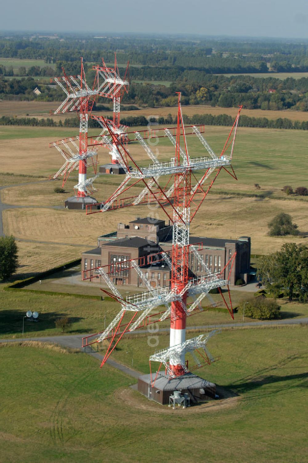 NAUEN from the bird's eye view: Herbstlicher Blick auf das Areal der Kurzwellen- Rundfunksendestelle Nauen. Im Mittelpunkt Areales befindet sich das 1920 eingeweihte Muthesius-Gebäude, in dem heute die Leitstelle der vier modernen Kurzwellensender untergebracht ist. Von Nauen aus wird das Programm von DW-RADIO rund um den Globus gesendet.