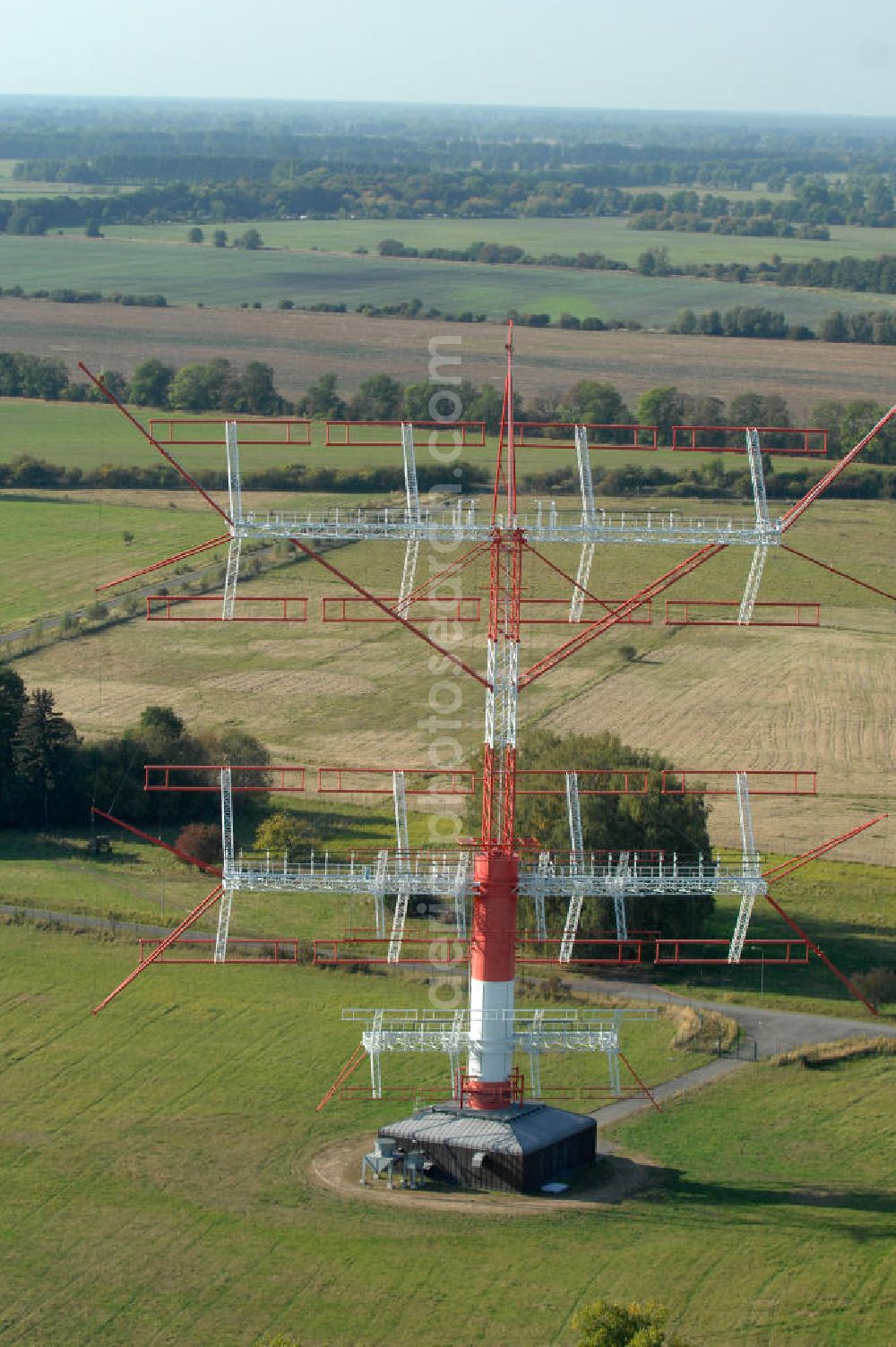 NAUEN from above - Herbstlicher Blick auf das Areal der Kurzwellen- Rundfunksendestelle Nauen. Im Mittelpunkt Areales befindet sich das 1920 eingeweihte Muthesius-Gebäude, in dem heute die Leitstelle der vier modernen Kurzwellensender untergebracht ist. Von Nauen aus wird das Programm von DW-RADIO rund um den Globus gesendet.