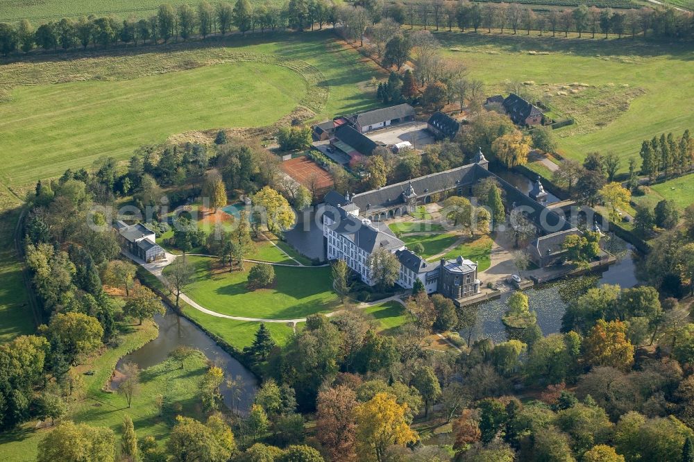 Düsseldorf from the bird's eye view: View of the English landscape garden, with the castle in the district of Düsseldorf Heltorf Angermund in the state of North Rhine-Westphalia. The castle was built for the management of agricultural and forestry products in the environment. There is a moated castle. Forestry is in the area since the 12th Century operated