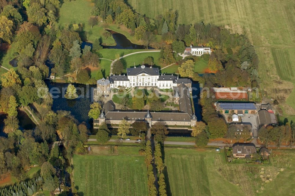 Düsseldorf from above - View of the English landscape garden, with the castle in the district of Düsseldorf Heltorf Angermund in the state of North Rhine-Westphalia. The castle was built for the management of agricultural and forestry products in the environment. There is a moated castle. Forestry is in the area since the 12th Century operated