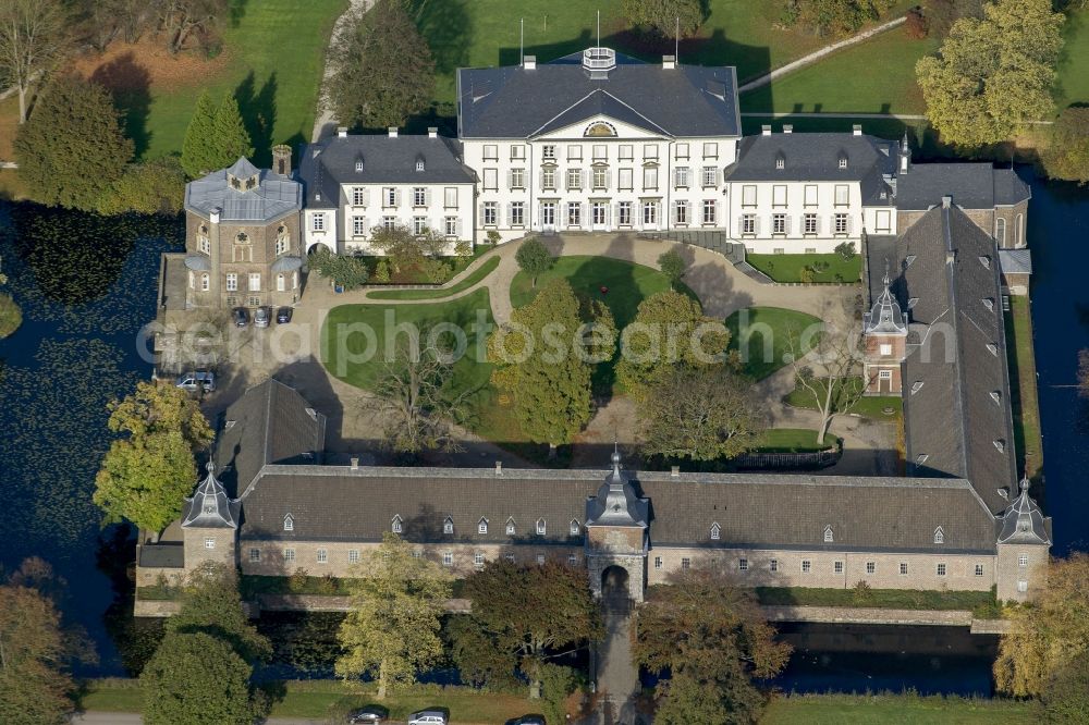 Düsseldorf from the bird's eye view: View of the English landscape garden, with the castle in the district of Düsseldorf Heltorf Angermund in the state of North Rhine-Westphalia. The castle was built for the management of agricultural and forestry products in the environment. There is a moated castle. Forestry is in the area since the 12th Century operated