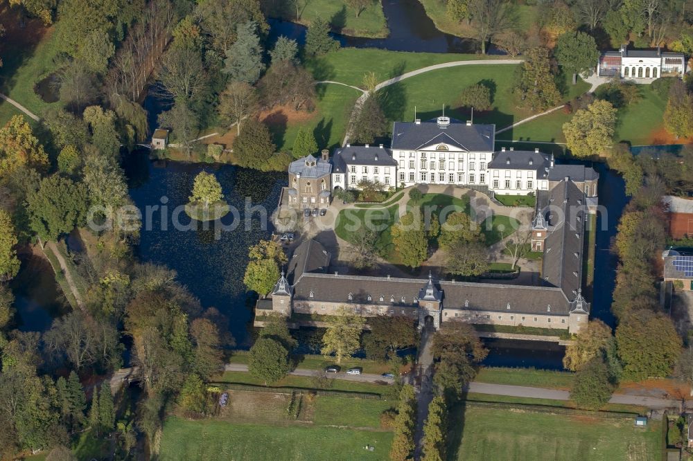 Aerial photograph Düsseldorf - View of the English landscape garden, with the castle in the district of Düsseldorf Heltorf Angermund in the state of North Rhine-Westphalia. The castle was built for the management of agricultural and forestry products in the environment. There is a moated castle. Forestry is in the area since the 12th Century operated