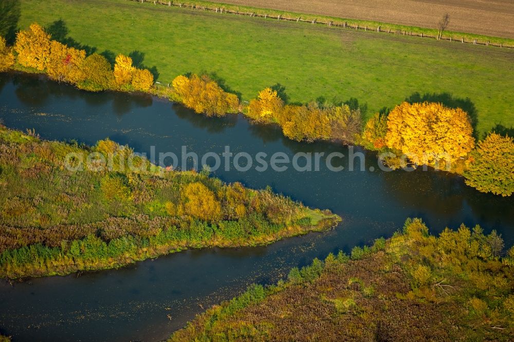 Aerial photograph Hamm - Riparian zones on the course of the autumnal river Lippe in the Life-Project Lippeaue in the North of the Uentrop part of Hamm in the state of North Rhine-Westphalia