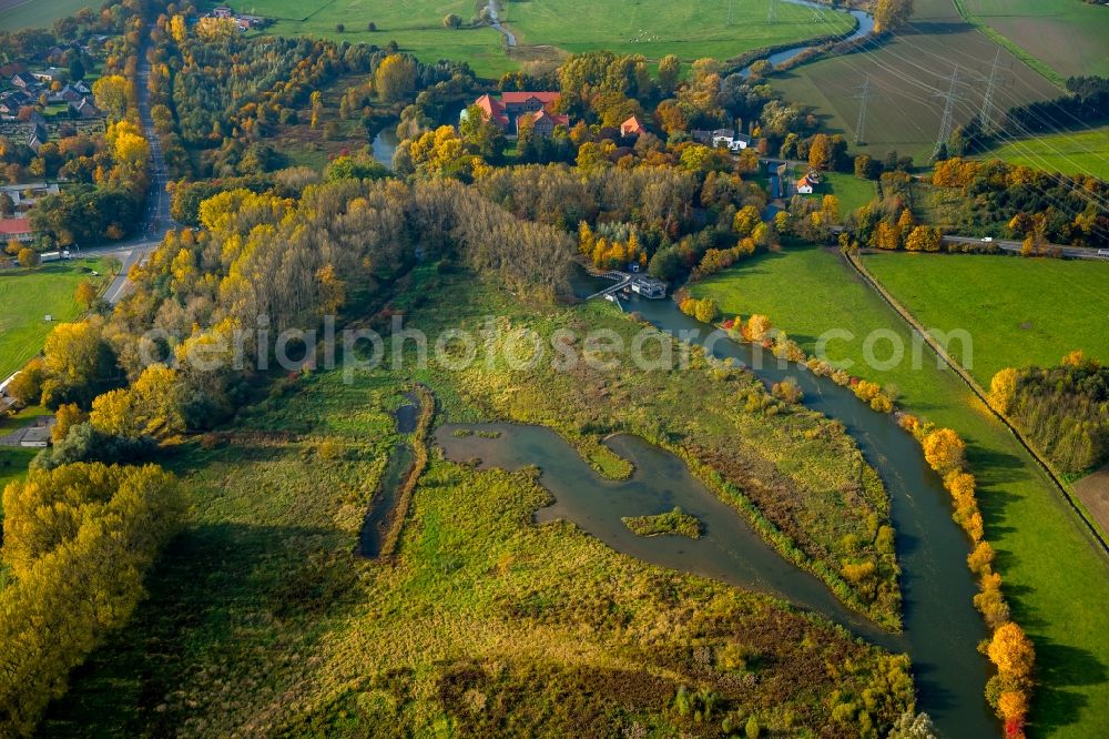 Hamm from the bird's eye view: Riparian zones on the course of the autumnal river Lippe in the Life-Project Lippeaue in the North of the Uentrop part of Hamm in the state of North Rhine-Westphalia