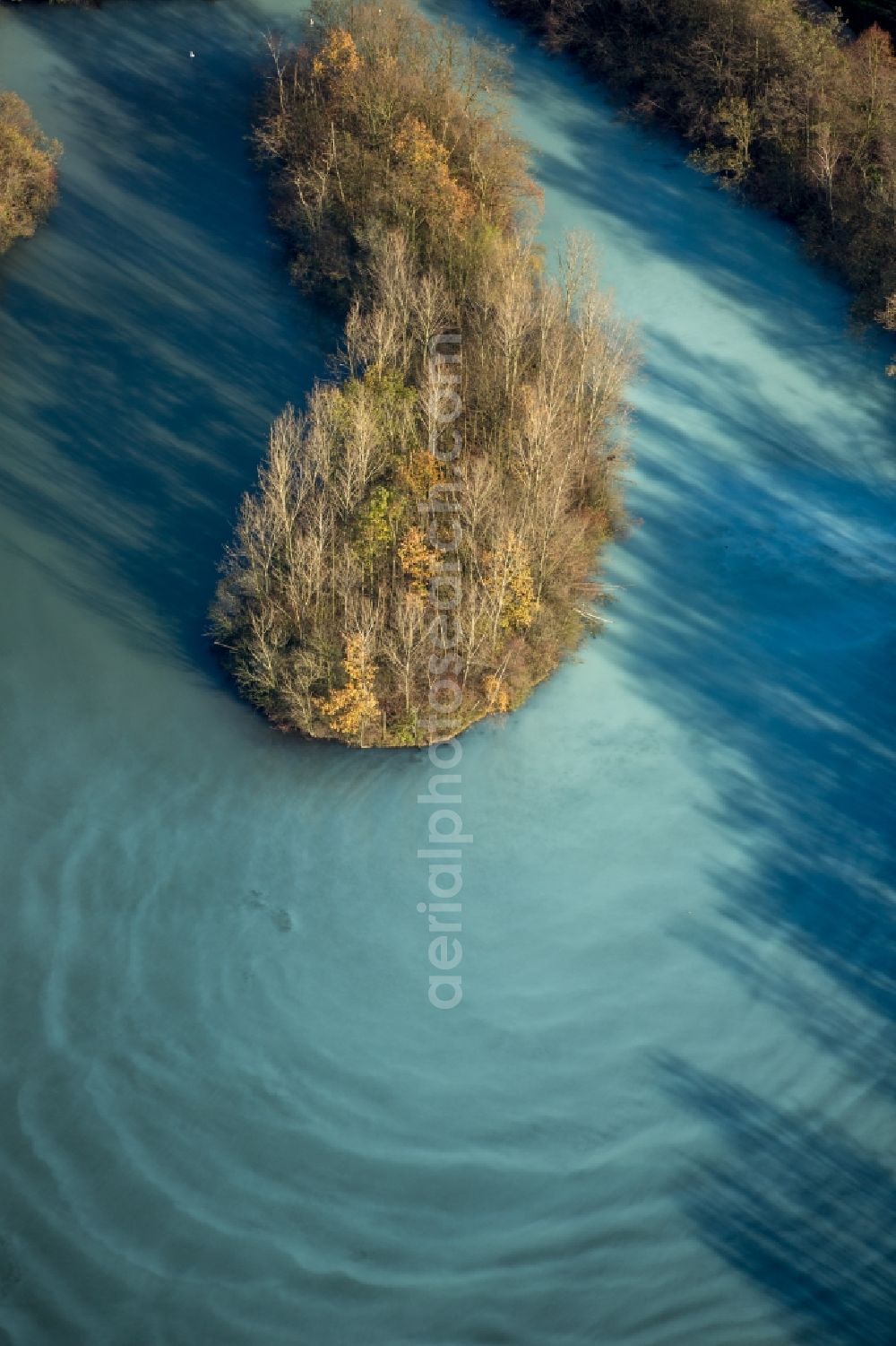 Bochum from above - Autumnal Harpener Pond in a forest in the East of Bochum in the state of North Rhine-Westphalia. Small wooded islands are located in the grey bluish water