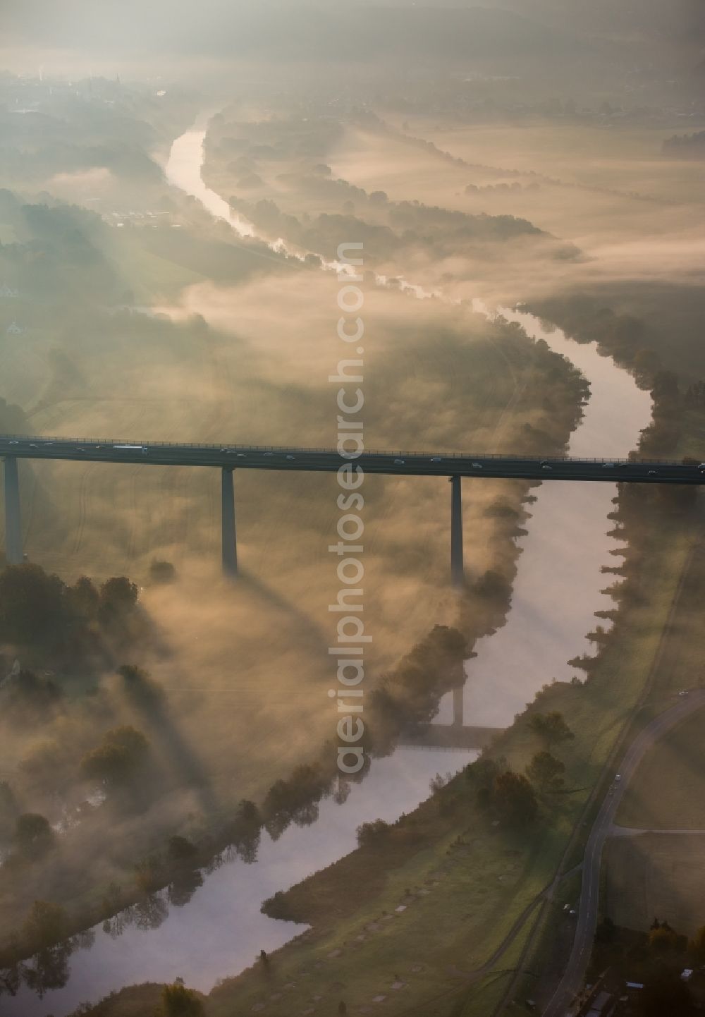 Aerial photograph Mülheim an der Ruhr - Autumn fog and haze on the route and the lanes of the highway bridge over the motorway A 52 over the river Ruhr in Muelheim an der Ruhr in the state North Rhine-Westphalia