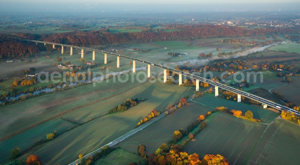 Aerial photograph Mülheim an der Ruhr - Autumn fog and haze on the route and the lanes of the highway bridge over the motorway A 52 Ruhrtalbruecke in Muelheim an der Ruhr in the state North Rhine-Westphalia