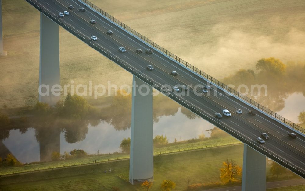 Mülheim an der Ruhr from above - Autumn fog and haze on the route and the lanes of the highway bridge over the motorway A 52 Ruhrtalbruecke in Muelheim an der Ruhr in the state North Rhine-Westphalia