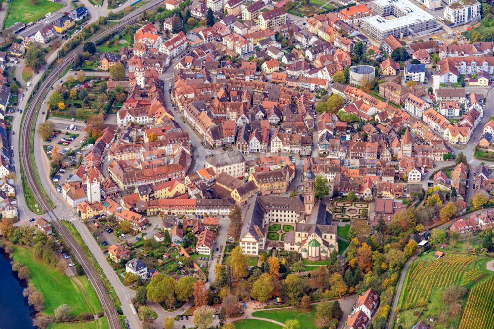 Gengenbach from the bird's eye view: Autumnal discolored vegetation view old Town area and city center in Gengenbach in the state Baden-Wuerttemberg, Germany